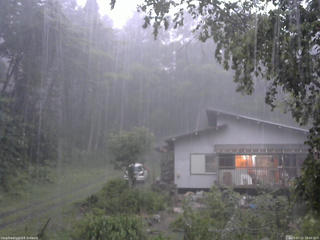 長野県菅平高原 ゆたか山荘 西側(坂上) 2025/07/21 18:00