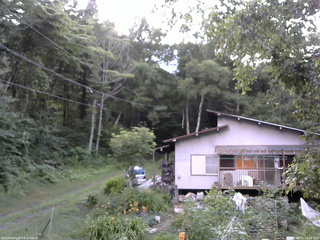 長野県菅平高原 ゆたか山荘 西側(坂上) 2025/08/01 18:00