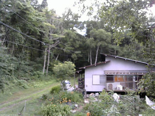 長野県菅平高原 ゆたか山荘 西側(坂上) 2025/08/01 18:15