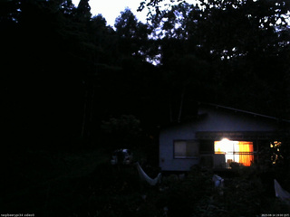 長野県菅平高原 ゆたか山荘 西側(坂上) 2025/08/14 19:00