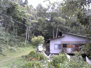 長野県菅平高原 ゆたか山荘 西側(坂上) 2025/08/22 17:00
