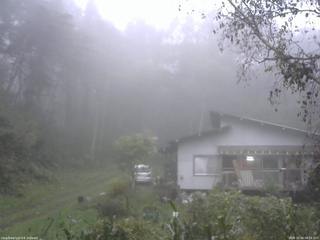 長野県菅平高原 ゆたか山荘 西側(坂上) 2025/10/06 08:15