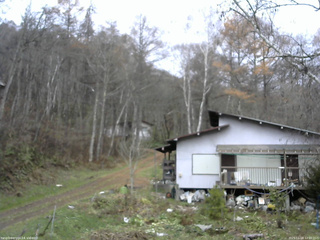 長野県菅平高原 ゆたか山荘 西側(坂上) 2025/11/18 12:00