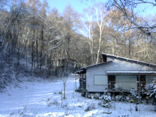 長野県菅平高原 ゆたか山荘 西側(坂上) 2025/11/20 08:45