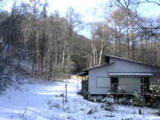 長野県菅平高原 ゆたか山荘 西側(坂上) 2025/11/20 12:45