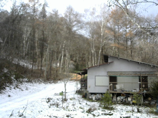 長野県菅平高原 ゆたか山荘 西側(坂上) 2025/11/21 12:15