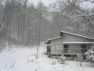 長野県菅平高原 ゆたか山荘 西側(坂上) 2025/12/04 08:00