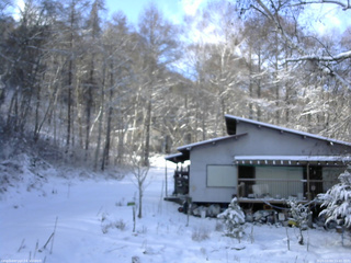 長野県菅平高原 ゆたか山荘 西側(坂上) 2025/12/04 11:45