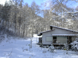 長野県菅平高原 ゆたか山荘 西側(坂上) 2025/12/04 12:00