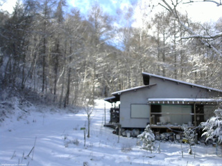 長野県菅平高原 ゆたか山荘 西側(坂上) 2025/12/04 12:15