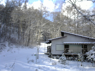 長野県菅平高原 ゆたか山荘 西側(坂上) 2025/12/04 12:45