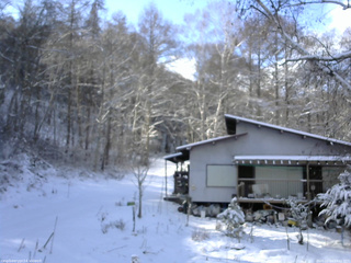 長野県菅平高原 ゆたか山荘 西側(坂上) 2025/12/04 13:00