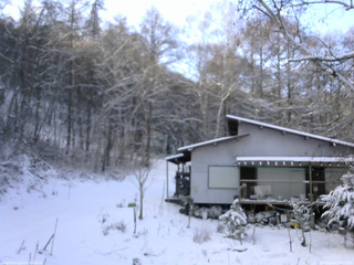 長野県菅平高原 ゆたか山荘 西側(坂上) 2025/12/04 13:45