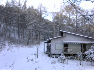 長野県菅平高原 ゆたか山荘 西側(坂上) 2025/12/04 14:00