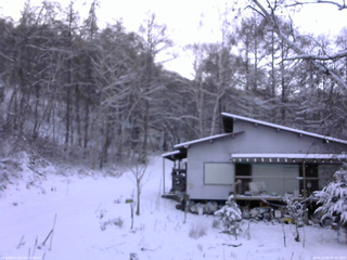 長野県菅平高原 ゆたか山荘 西側(坂上) 2025/12/04 15:00