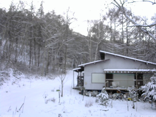 長野県菅平高原 ゆたか山荘 西側(坂上) 2025/12/04 16:15