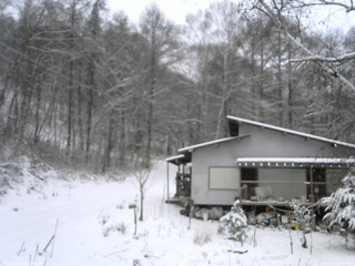 長野県菅平高原 ゆたか山荘 西側(坂上) 2025/12/05 07:30
