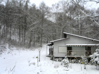 長野県菅平高原 ゆたか山荘 西側(坂上) 2025/12/05 08:45