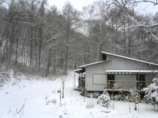 長野県菅平高原 ゆたか山荘 西側(坂上) 2025/12/05 09:00