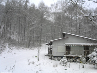 長野県菅平高原 ゆたか山荘 西側(坂上) 2025/12/05 10:00