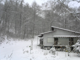長野県菅平高原 ゆたか山荘 西側(坂上) 2025/12/05 10:15