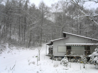 長野県菅平高原 ゆたか山荘 西側(坂上) 2025/12/05 10:45