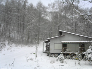 長野県菅平高原 ゆたか山荘 西側(坂上) 2025/12/05 11:15