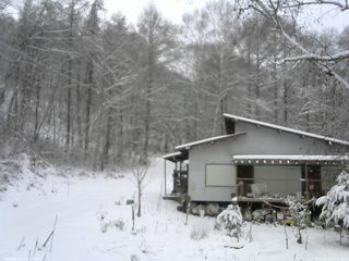 長野県菅平高原 ゆたか山荘 西側(坂上) 2025/12/05 12:15