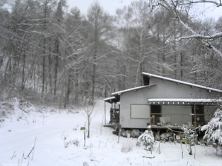長野県菅平高原 ゆたか山荘 西側(坂上) 2025/12/05 12:30