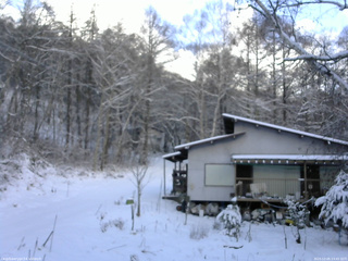 長野県菅平高原 ゆたか山荘 西側(坂上) 2025/12/05 13:45