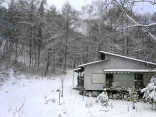 長野県菅平高原 ゆたか山荘 西側(坂上) 2025/12/05 15:00