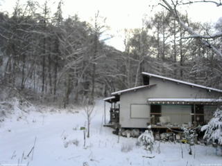 長野県菅平高原 ゆたか山荘 西側(坂上) 2025/12/05 15:45