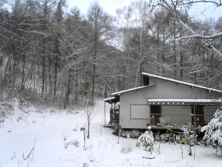 長野県菅平高原 ゆたか山荘 西側(坂上) 2025/12/05 16:15