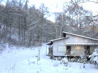 長野県菅平高原 ゆたか山荘 西側(坂上) 2025/12/06 07:00