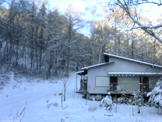 長野県菅平高原 ゆたか山荘 西側(坂上) 2025/12/06 07:45