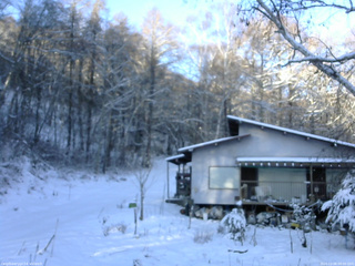 長野県菅平高原 ゆたか山荘 西側(坂上) 2025/12/06 08:00