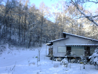 長野県菅平高原 ゆたか山荘 西側(坂上) 2025/12/06 08:15