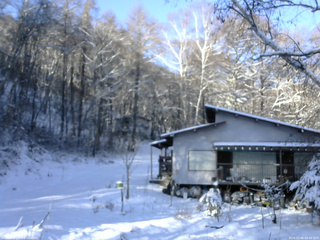 長野県菅平高原 ゆたか山荘 西側(坂上) 2025/12/06 08:45