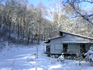 長野県菅平高原 ゆたか山荘 西側(坂上) 2025/12/06 09:15