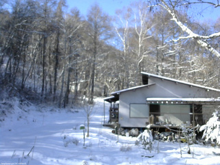 長野県菅平高原 ゆたか山荘 西側(坂上) 2025/12/06 11:00