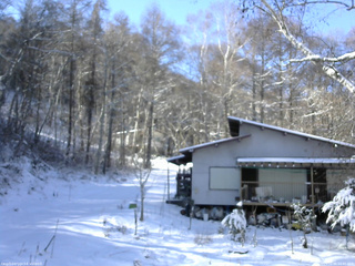 長野県菅平高原 ゆたか山荘 西側(坂上) 2025/12/06 11:45