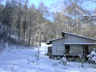 長野県菅平高原 ゆたか山荘 西側(坂上) 2025/12/06 12:00