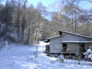 長野県菅平高原 ゆたか山荘 西側(坂上) 2025/12/06 12:30