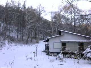 長野県菅平高原 ゆたか山荘 西側(坂上) 2025/12/06 14:15