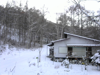 長野県菅平高原 ゆたか山荘 西側(坂上) 2025/12/06 16:15