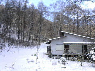 長野県菅平高原 ゆたか山荘 西側(坂上) 2025/12/07 10:30
