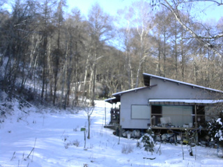 長野県菅平高原 ゆたか山荘 西側(坂上) 2025/12/07 12:00