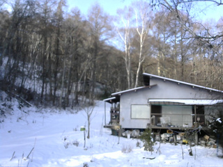 長野県菅平高原 ゆたか山荘 西側(坂上) 2025/12/08 08:45