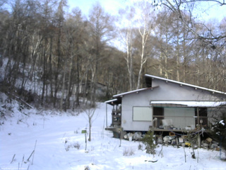 長野県菅平高原 ゆたか山荘 西側(坂上) 2025/12/08 09:15