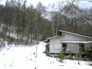 長野県菅平高原 ゆたか山荘 西側(坂上) 2025/12/08 12:00